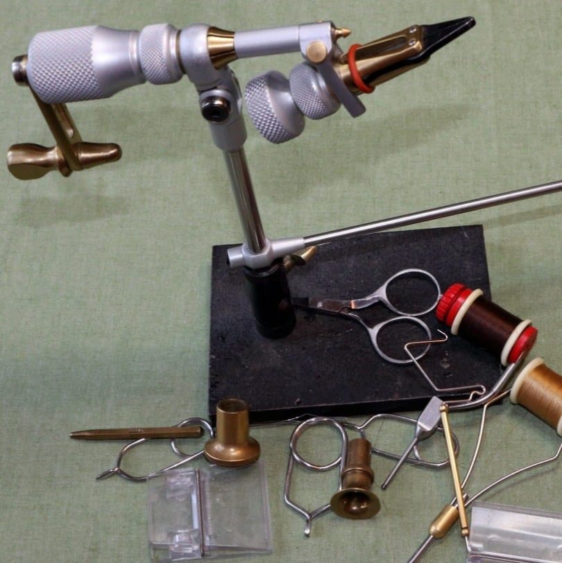 Étau à Pêche – Pince à Mouche Lestée Sur Mesure – Acier Allié Noir – 7x5x7 Pouces