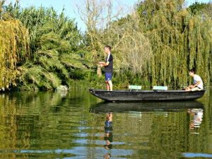 modele-barque-peche-en-riviere