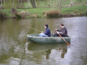 type-barque-peche-en-riviere