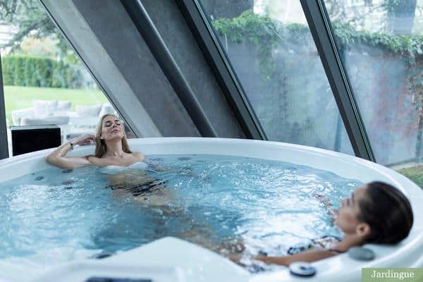 séance de détente et de relaxation entre copines dans un spa en dur intérieur