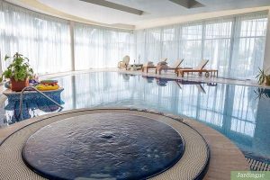 spa jacuzzi version grand format dans un hôtel 