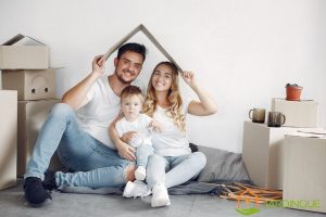 homme femme et enfant qui sourient à l'abri dans leur maison